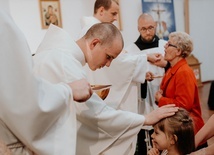 Bracia Marek (od lewej) i Michał podczas Mszy św. prymicyjnej w rodzinnej parafii.