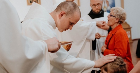Bracia Marek (od lewej) i Michał podczas Mszy św. prymicyjnej w rodzinnej parafii.