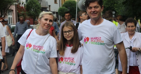 Wiele rodzin podczas Marszu miało na sobie koszulki i gadżety promujące wydarzenie a także bycie pro - life. 