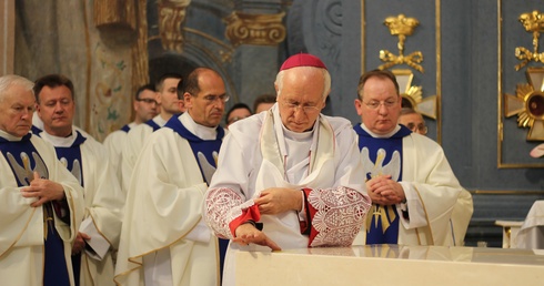 Podczas uroczystej Eucharystii bp Dziuba konserował nowy ołtarz. 