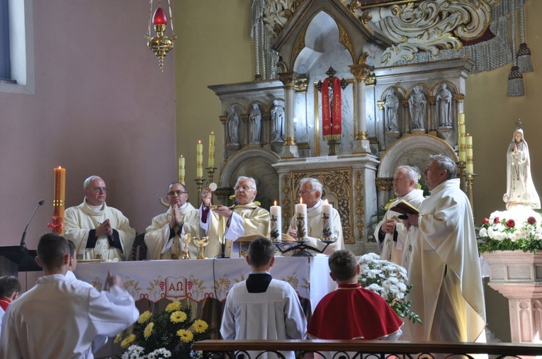 Jubileusz kapłański i upamiętnienie mieszkańców Rumna w Ścinawie Małej