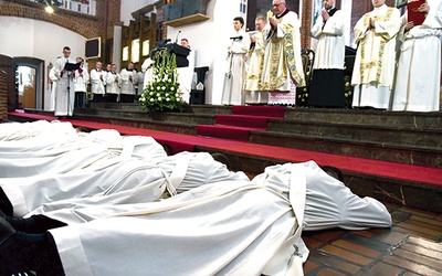 ▲	Przed nałożeniem rąk i modlitwą konsekracyjną kandydaci do wyświęcenia leżą krzyżem, a uczestnicy liturgii śpiewają Litanię do Wszystkich Świętych.