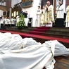 ▲	Przed nałożeniem rąk i modlitwą konsekracyjną kandydaci do wyświęcenia leżą krzyżem, a uczestnicy liturgii śpiewają Litanię do Wszystkich Świętych.