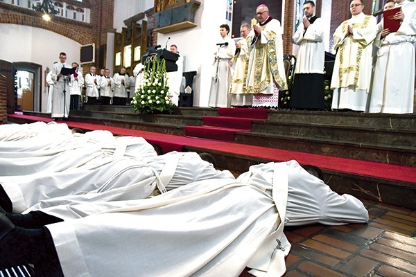 ▲	Przed nałożeniem rąk i modlitwą konsekracyjną kandydaci do wyświęcenia leżą krzyżem, a uczestnicy liturgii śpiewają Litanię do Wszystkich Świętych.