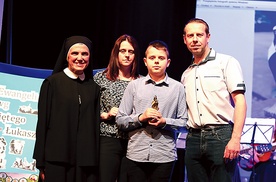 Laureat Mateusz Zątek z rodzicami i s. Boguchwałą.