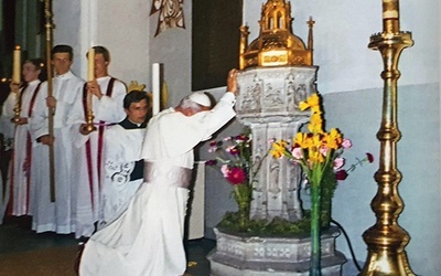 ▲	To zdjęcie jest dla ks. Bogusława Zająca cenną pamiątką spotkania z Ojcem Świętym.