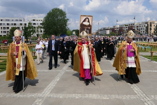 Pielgrzymka z relikwiami błogosławionej nazaretanki 