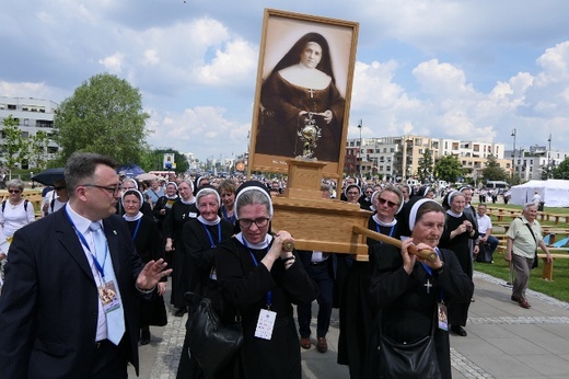 Pielgrzymka z relikwiami błogosławionej nazaretanki 