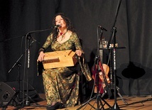 Anna Riveiro grała na rzadkim dziś instrumencie – lirze korbowej.