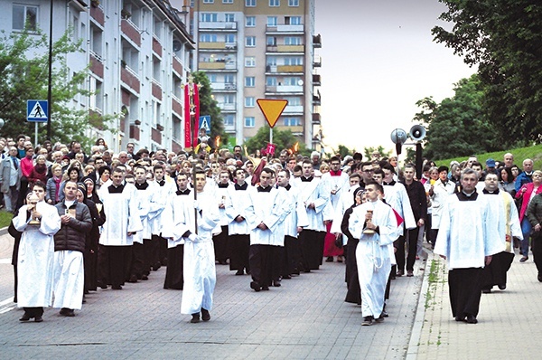 ▲	Ulicami osiedla przeszła kilkusetosobowa procesja.