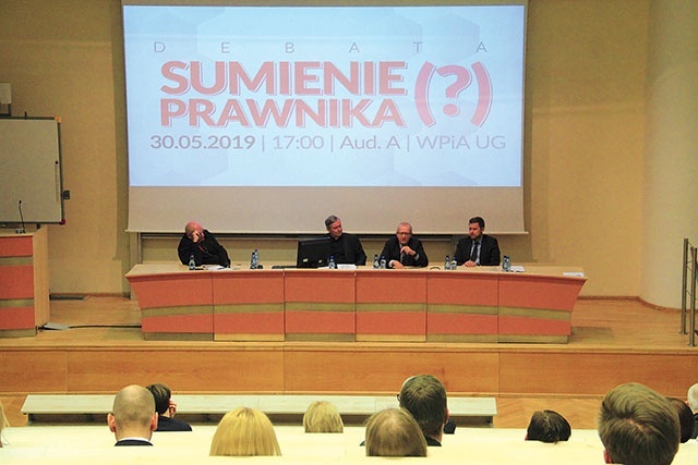 W debacie wzięli udział  (od lewej): prof. Jerzy Zajadło, ks. dr Grzegorz Świst, SSA Włodzimierz Brazewicz oraz dr Paweł Skuczyński.