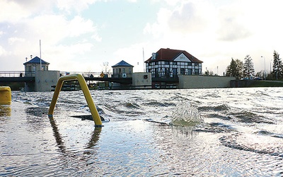 ▲	Cofająca się woda przelewa się przez bulwary starego miasta w Elblągu. Zwykle poziom rzeki jest o około 1,5 metra niższy.