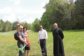 ▲	Imprezę otworzył Marcin Gierczak (z lewej). Obok stoją Wiesława Golus, Jerzy Zawodnik, wiceprezydent Radomia, i ks. Sławomir Adamczyk.