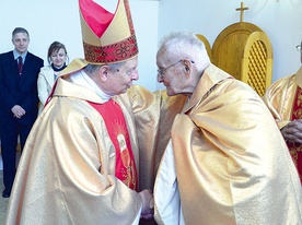 ▲	Życzenia jubilatowi składa bp Henryk Tomasik.