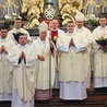 Nowo wyświęcony wraz z biskupami łowickimi, moderatorami WSD w Łowiczu i diakonami.