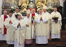 Nowo wyświęcony wraz z biskupami łowickimi, moderatorami WSD w Łowiczu i diakonami.