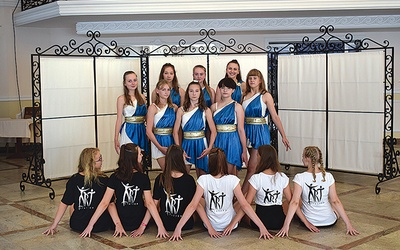 Dla uczniów szkół prowadzonych przez panią Agnieszkę taniec jest pasją.