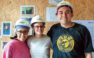 ▲	Ashley Collins, Stephanie Lukas i Zach Toenges – wolontariusze fundacji Habitat for Humanity.