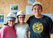 ▲	Ashley Collins, Stephanie Lukas i Zach Toenges – wolontariusze fundacji Habitat for Humanity.
