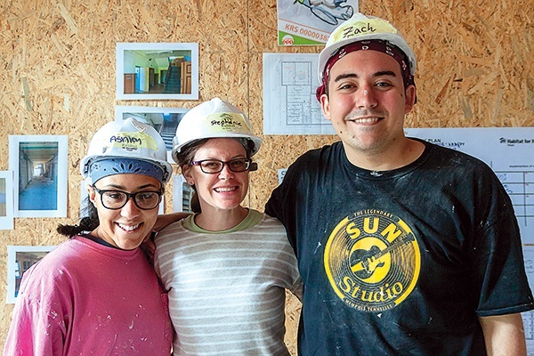 ▲	Ashley Collins, Stephanie Lukas i Zach Toenges – wolontariusze fundacji Habitat for Humanity.