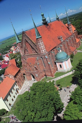 Coraz więcej turystów odwiedza Wzgórze Katedralne.
