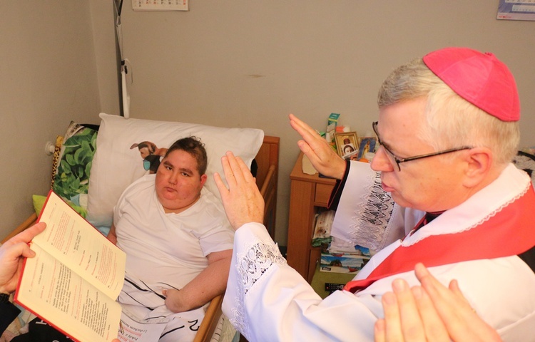 13-letni Maksymilian chory na glejaka przyjął w domu sakrament bierzmowania