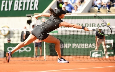 French Open - Świątek przegrała z broniącą tytułu Halep