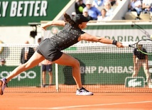 French Open - Świątek przegrała z broniącą tytułu Halep