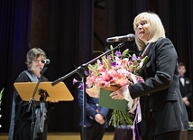 Prof. Urszula Bobryk podczas uroczystości odebrała medal.