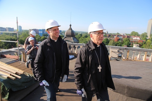 Kopułę katowickiej katedry odwiedził abp Wiktor Skworc