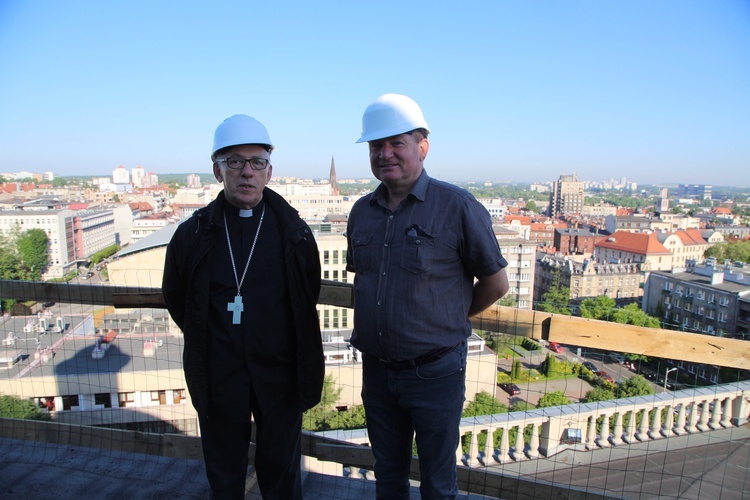 Kopułę katowickiej katedry odwiedził abp Wiktor Skworc