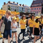 Żółte koszulki w Nysie - marsz wsparł hospicjum