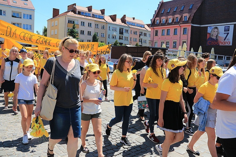 Żółte koszulki w Nysie - marsz wsparł hospicjum