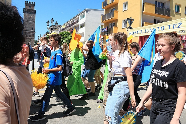 Żółte koszulki w Nysie - marsz wsparł hospicjum