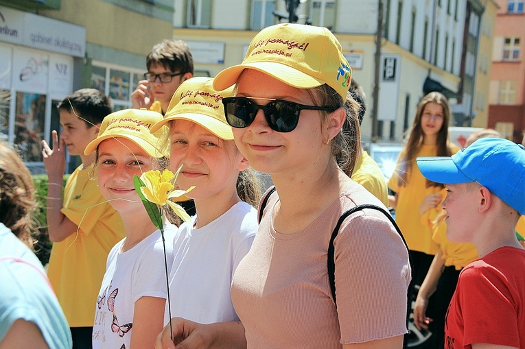 Żółte koszulki w Nysie - marsz wsparł hospicjum