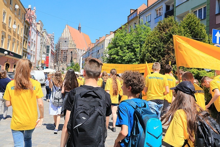 Żółte koszulki w Nysie - marsz wsparł hospicjum