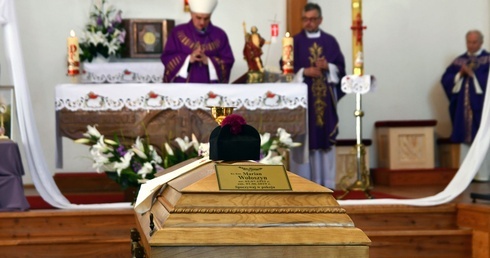 Zmiana warty. Pożegnanie śp. ks. kan. Mariana Wołoszyna