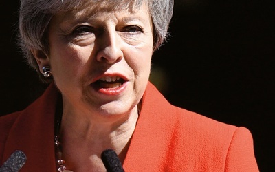 Theresa May przyznała się do porażki, gdy łamiącym się głosem zapowiedziała swoją rezygnację.