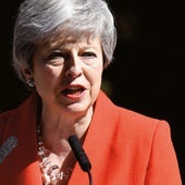 Theresa May przyznała się do porażki, gdy łamiącym się głosem zapowiedziała swoją rezygnację.