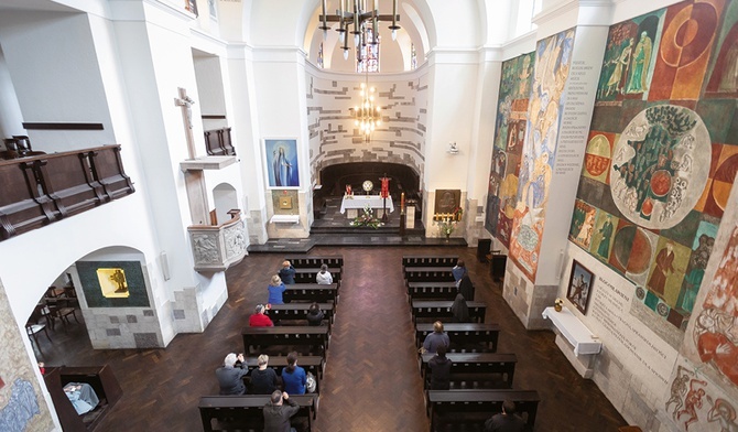 Modlitwa przed Najświętszym Sakramentem.