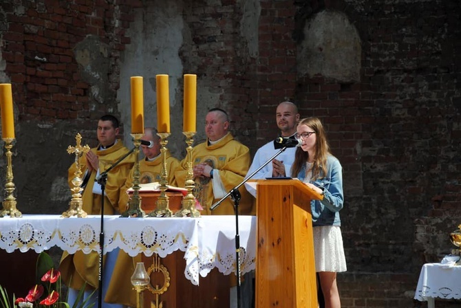 Msza św. w ruinach kościoła św. Mikołaja w Głogowie