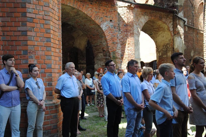 Msza św. w ruinach kościoła św. Mikołaja w Głogowie