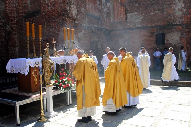 Msza św. w ruinach kościoła św. Mikołaja w Głogowie