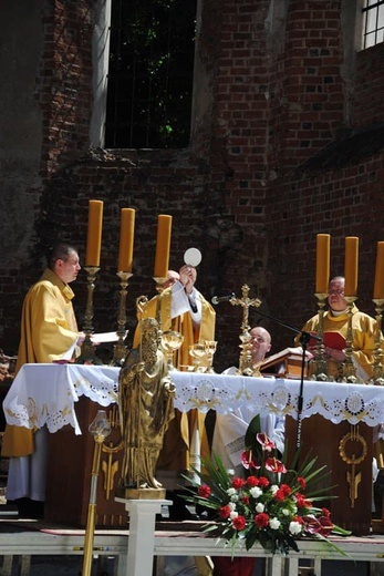 Msza św. w ruinach kościoła św. Mikołaja w Głogowie