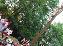 Po Mszy św. odbył się przemarsz pod Krzyż Papieski na hipodromie. Tam, po krótkiej modlitwie, metropolita gdański udzielił zgromadzonym błogosławieństwa.
