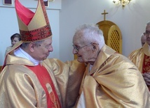 Życzenia ks. Marianowi Jaskólskiemu składa bp Henryk Tomasik.