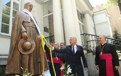 "Stanął w jednym szeregu z Polakami". Odsłonięto pomnik abp. Achillesa Rattiego