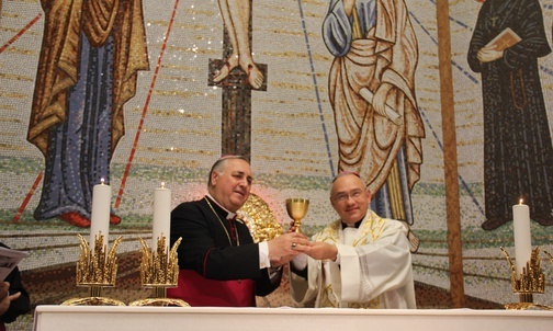 "Stanął w jednym szeregu z Polakami". Odsłonięto pomnik abp. Achillesa Rattiego
