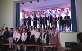 Patriotyczne widowisko w wykonaniu uczniów i abolwentów SP w Malcu