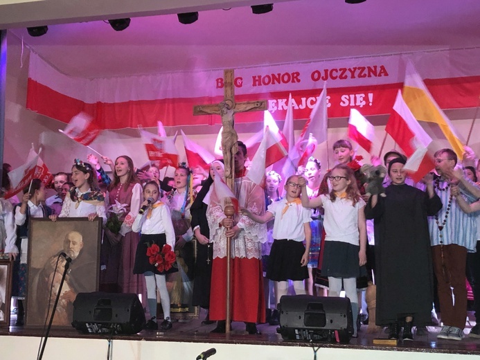 Patriotyczne widowisko w wykonaniu uczniów i abolwentów SP w Malcu